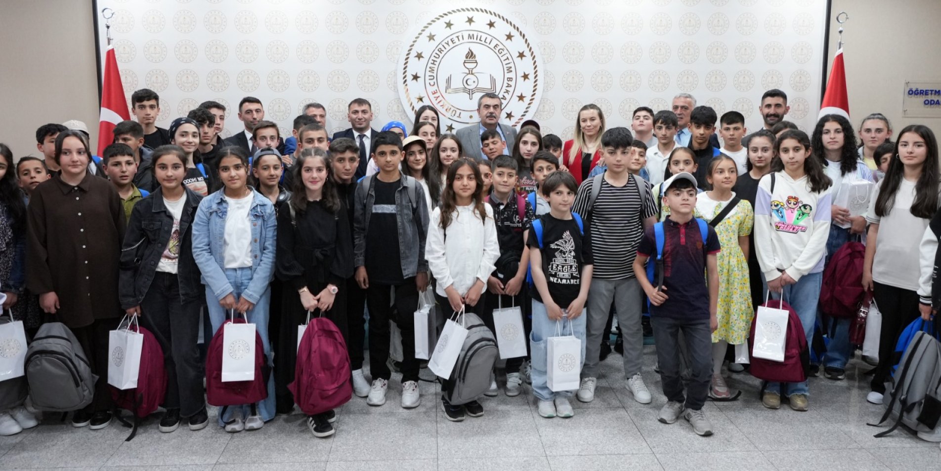 ÖĞRENCİLERDEN BAKAN TEKİN'E ZİYARET