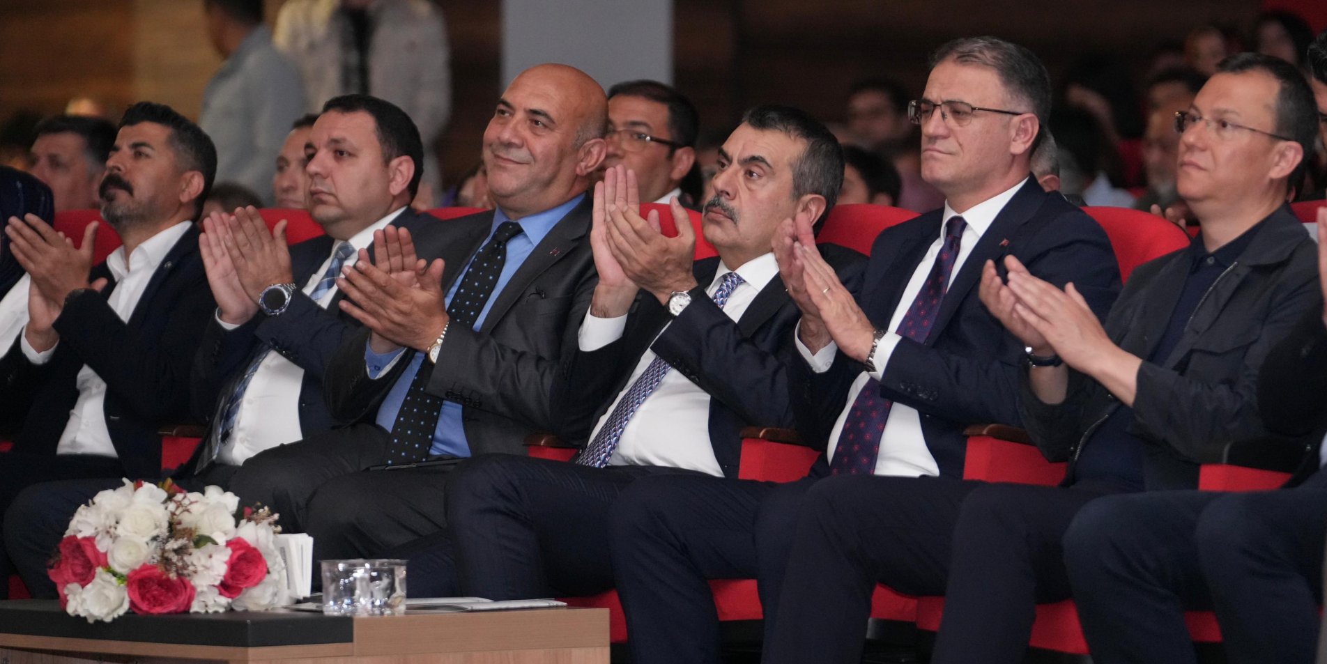 BAKAN TEKİN, VAN'DA MAARİF ORKESTRASI VE HALK DANSLARI TOPLULUĞU'NUN GÖSTERİSİNİ İZLEDİ