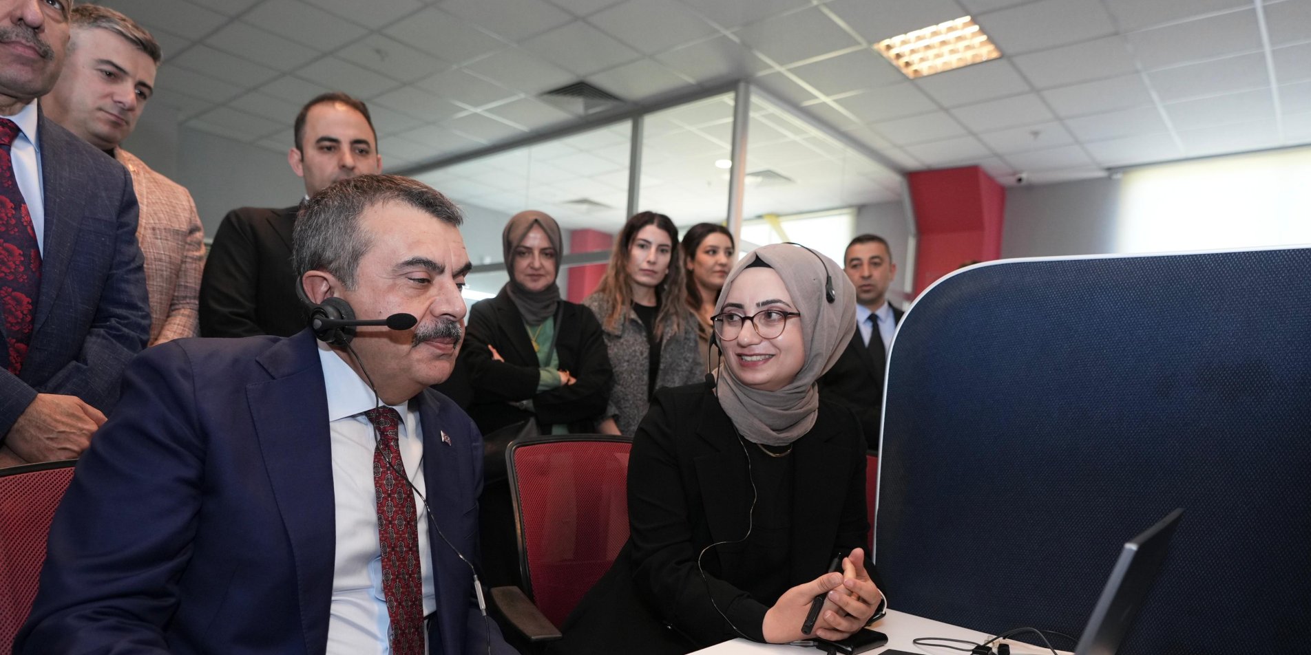 BAKAN TEKİN, MİLLÎ EĞİTİM BAKANLIĞI İLETİŞİM MERKEZİNDE ÇAĞRI YANITLADI 